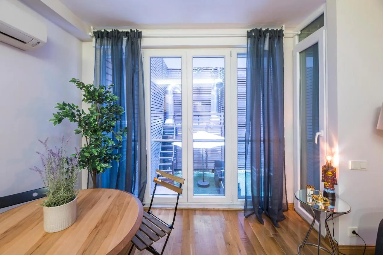 شقة اسطنبول Elegant 2 Bedroom Duplex House With Garden In Cihangir