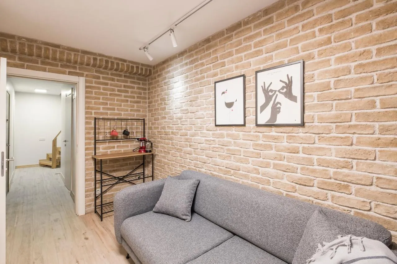 شقة اسطنبول Elegant 2 Bedroom Duplex House With Garden In Cihangir تركيا