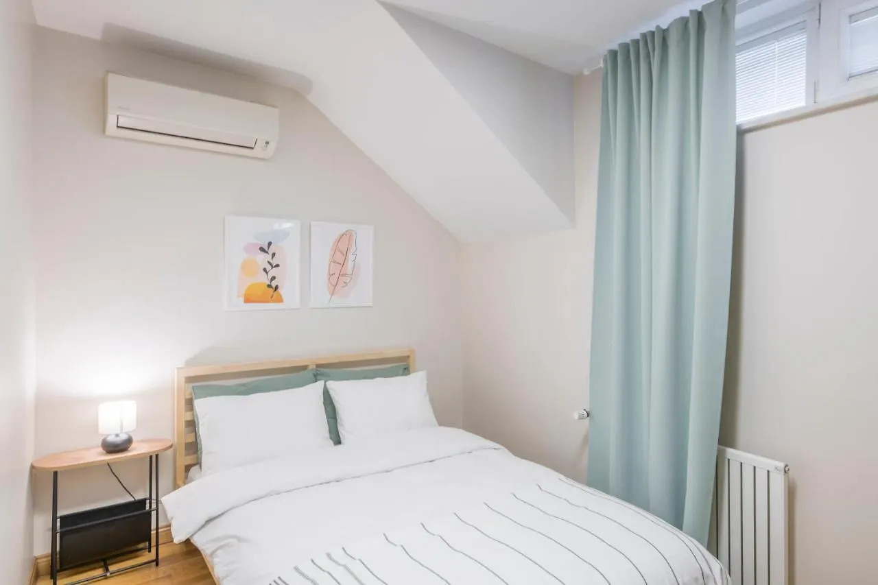 شقة اسطنبول Elegant 2 Bedroom Duplex House With Garden In Cihangir