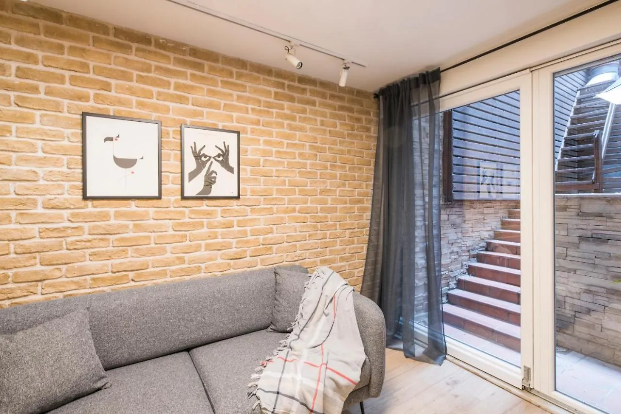 شقة اسطنبول Elegant 2 Bedroom Duplex House With Garden In Cihangir تركيا